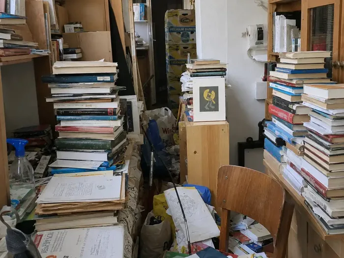 Vollgestelltes Zimmer mit Büchern und Kartons vor der Entrümpelung in Essen