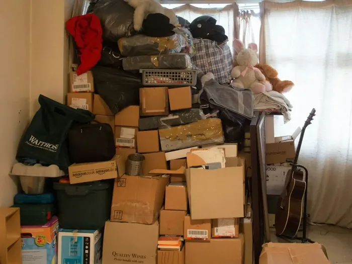 Zimmer voller Umzugskartons und Hausrat vor der Haushaltsauflösung