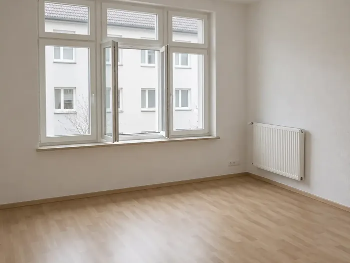 Leere, besenreine Wohnung nach der Entrümpelung