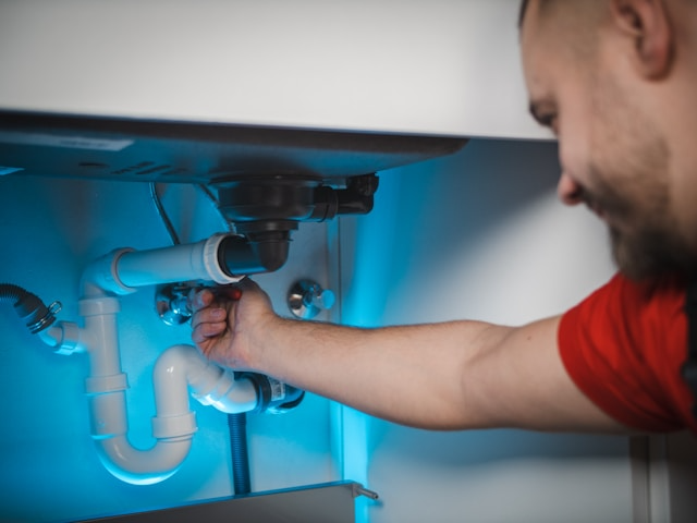 Reparatur an einem Wasseranschluss unter dem Waschbecken – Klempner-Notdienst Essen