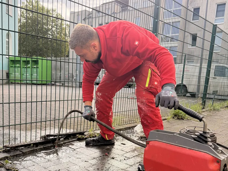 Beschriftetes Einsatzfahrzeug von IHS Instandhaltungsservice in Essen