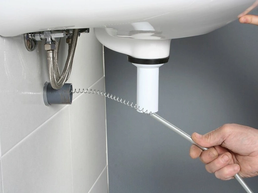 Reinigungsspirale am Siphon eines Waschbeckens – Rohrreinigung Essen